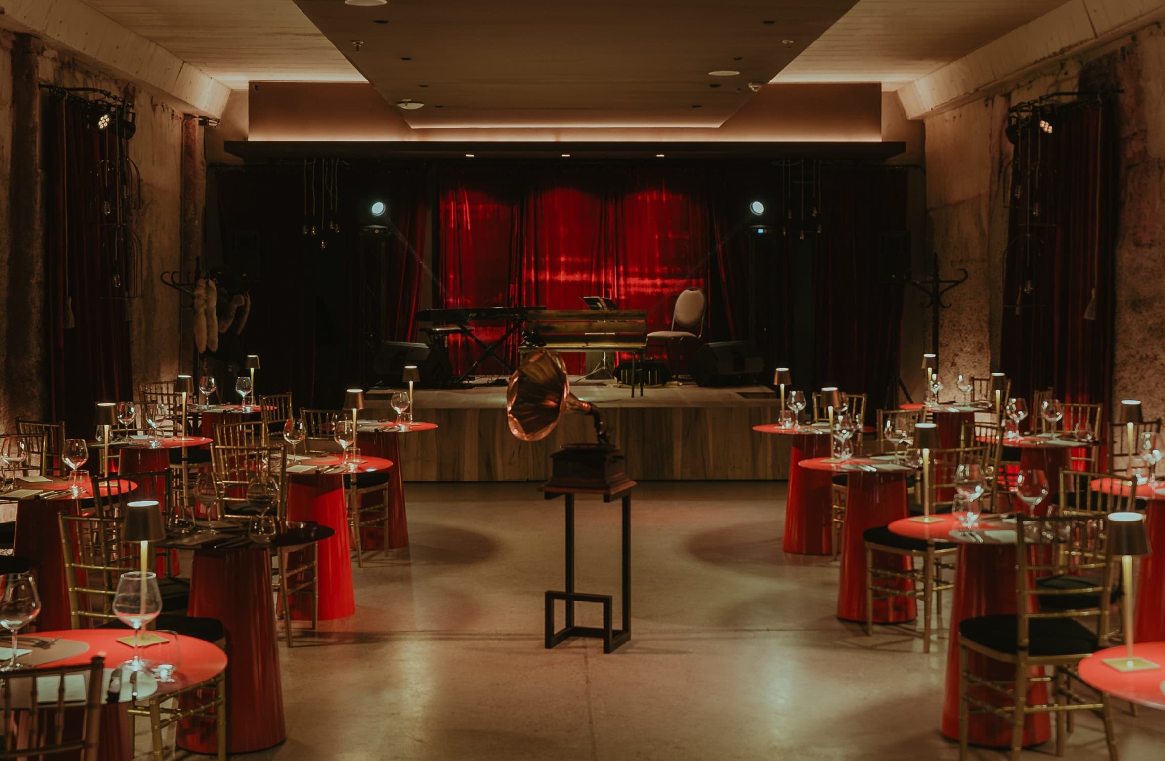 Mesas de jantar com velas e taças de vinho